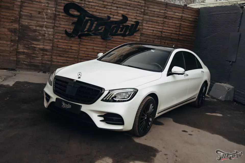 Выполнили полный антихром для Mercedes W222, произвели комплекс детейлинг-услуг и фирменный Шиномонтаж на вибростенде на стендах Hunter